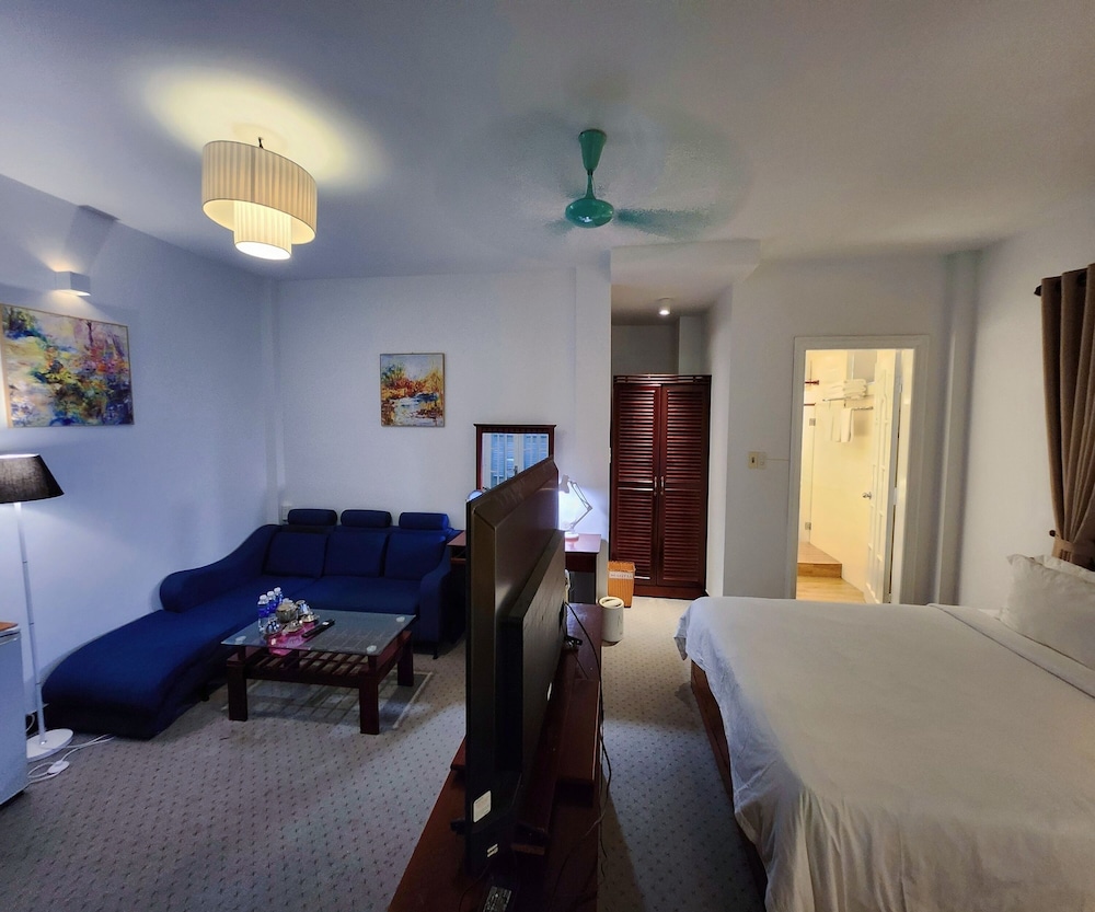Family Room - Photo 5