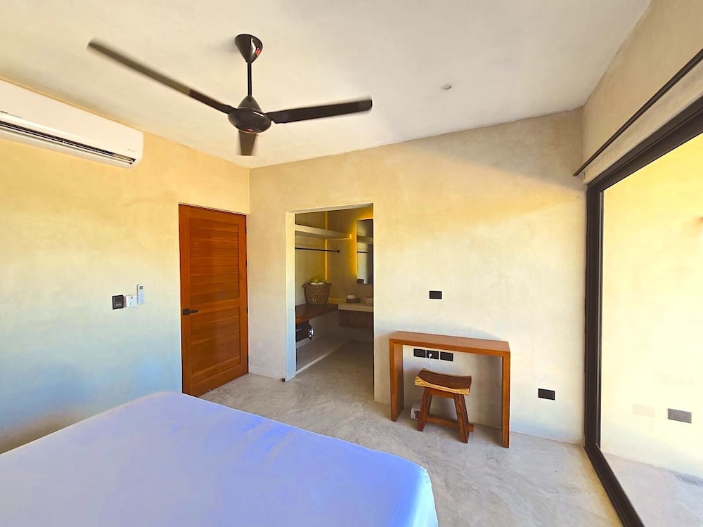 Deluxe Double Room, 1 King Bed, Balcony, Partial Ocean View