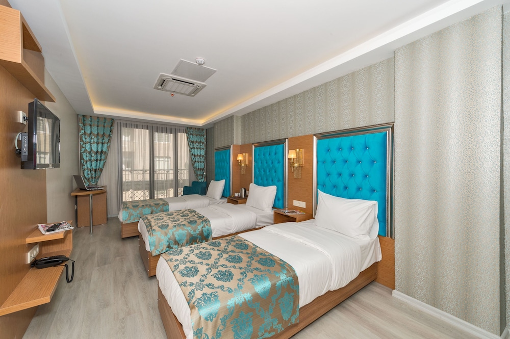 Deluxe Triple Room photo 2