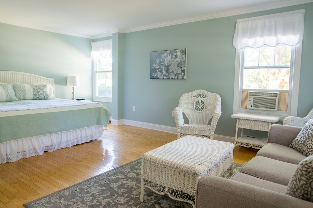 Superior Room, 1 King Bed, Non Smoking, Kitchenette photo 1