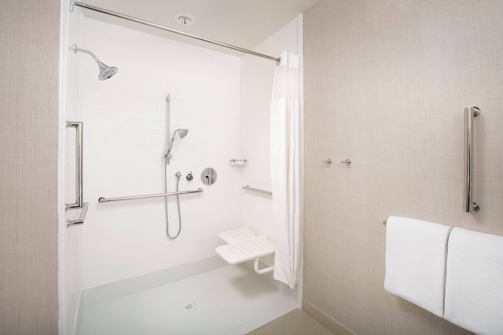 Studio, Multiple Beds (Mobility Accessible, Roll-In Shower)