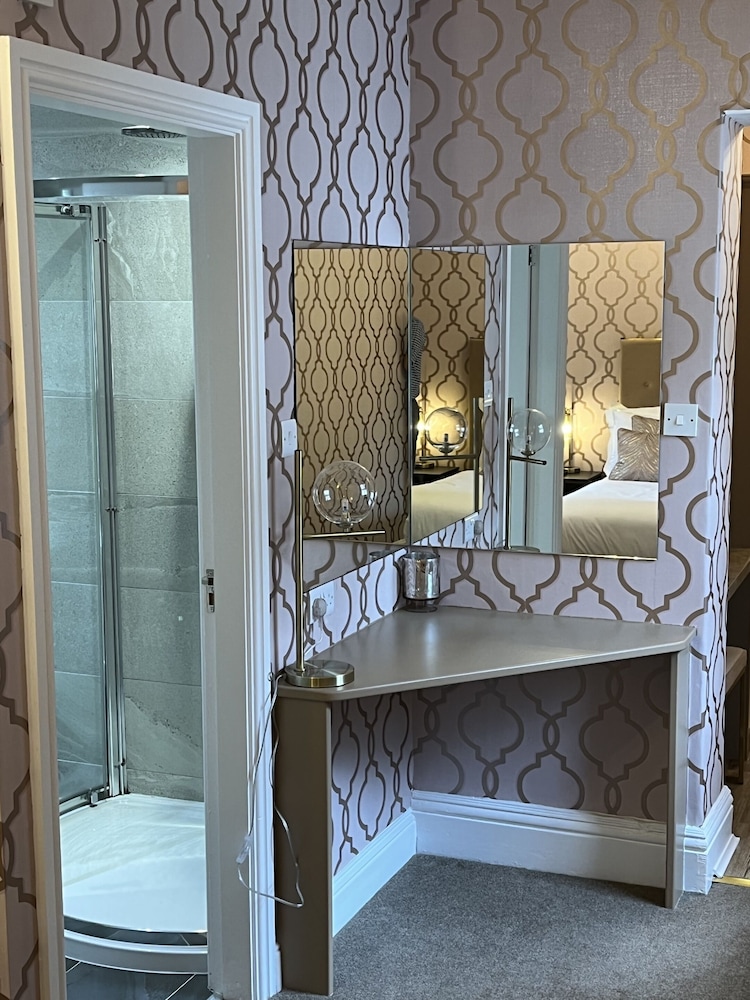 Deluxe Double Room, Ensuite photo 3