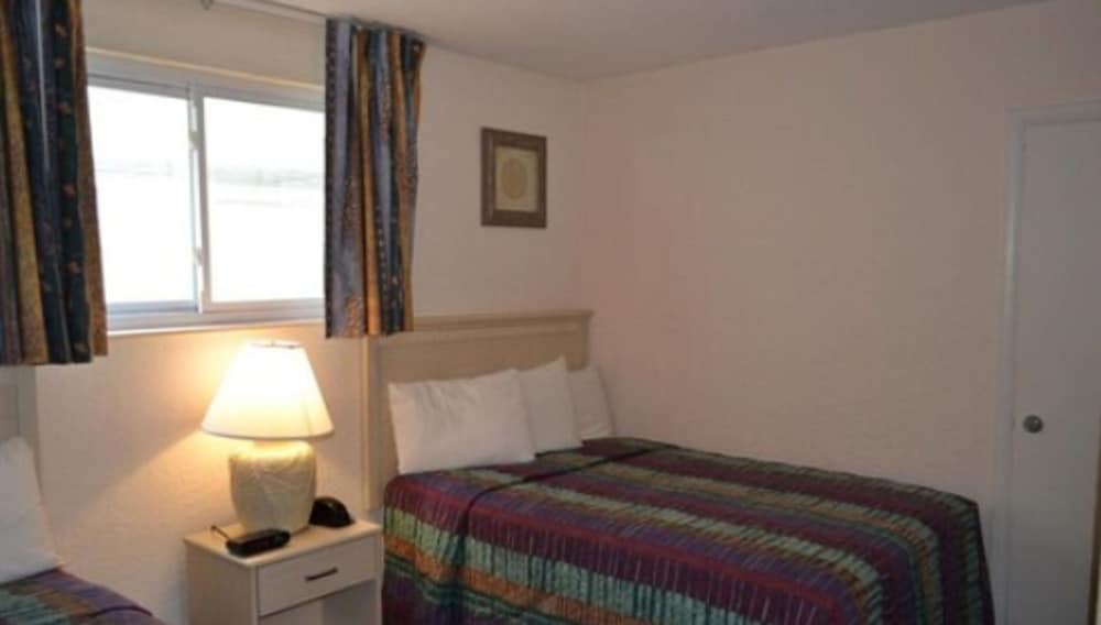 Standard Room, Multiple Beds, Pool View photo 1