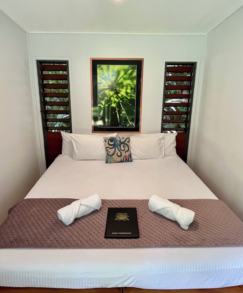 Basic Cabin, 1 King Bed photo 2