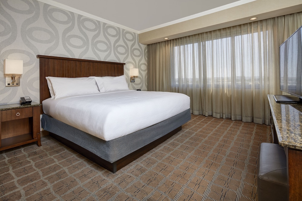Premium Suite, 1 King + 1 Queen Murphy Bed - Photo 3