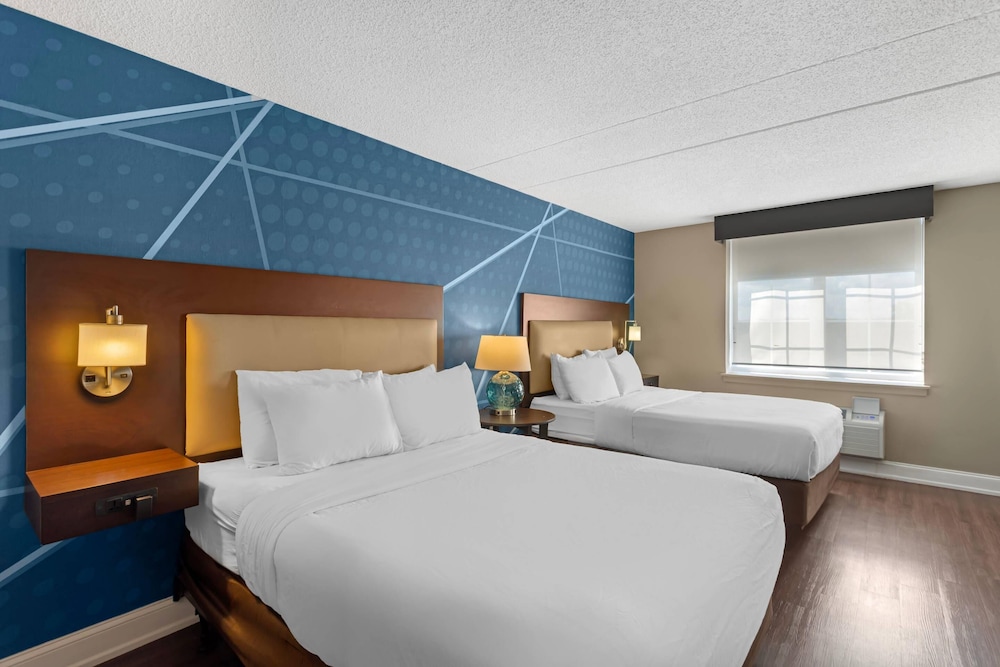 Suite, Multiple Beds, Non Smoking - Photo 9