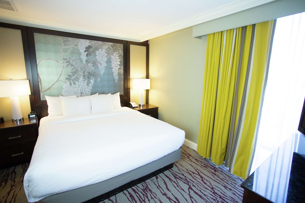Suite, 1 King Bed, Accessible (Hearing) - Photo 3