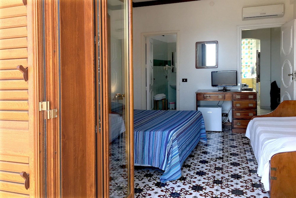 Classic Triple Room, Multiple Beds, Non Smoking, Sea View photo 1
