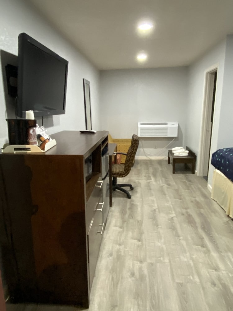 Standard Room, 1 King Bed, Non Smoking photo 1