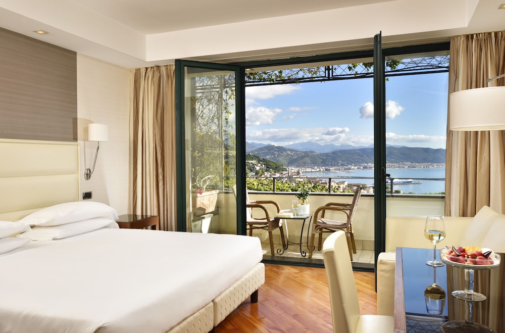 Deluxe Room, Partial Sea View - Photo 2