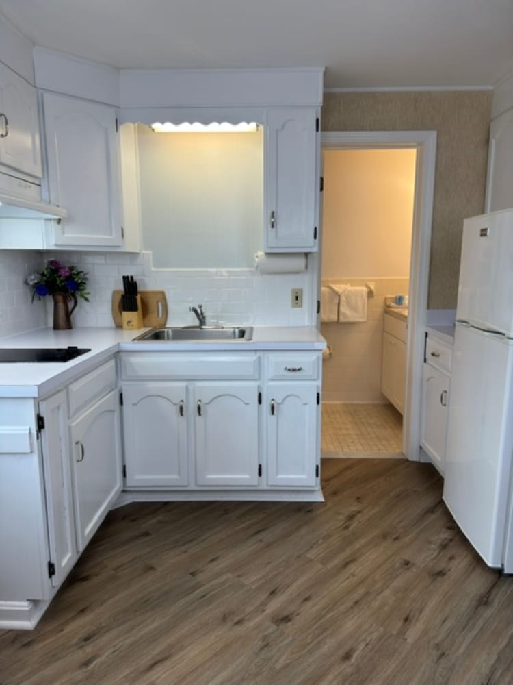 Deluxe Studio, 2 Queen Beds, Kitchen photo 2