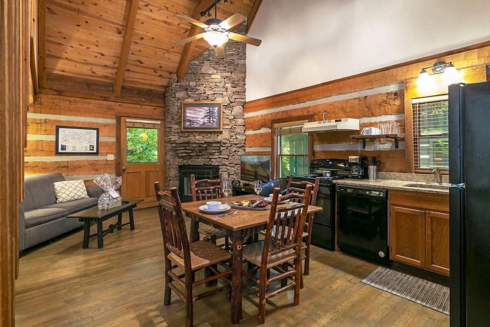 Cabin, 2 Bedrooms, 2 Bathrooms (Pet Friendly) photo 1