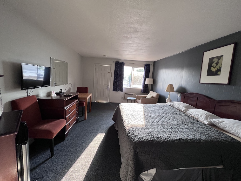 Deluxe Room, 1 King Bed photo 2