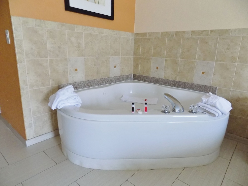 Suite, 1 King Bed, Hot Tub photo 3