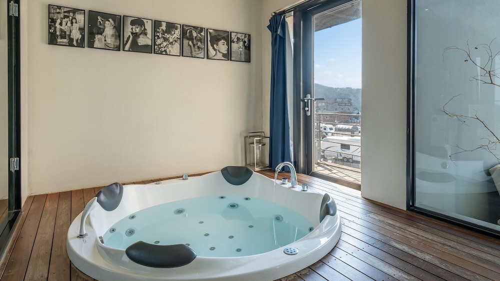 Basic Room, 1 Bedroom (1-2 romantic muse) photo 3