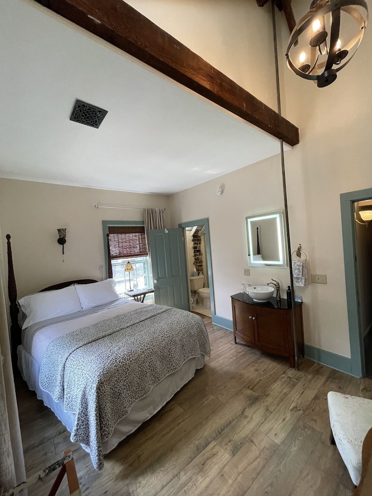 Conrad Bohn Room photo 3