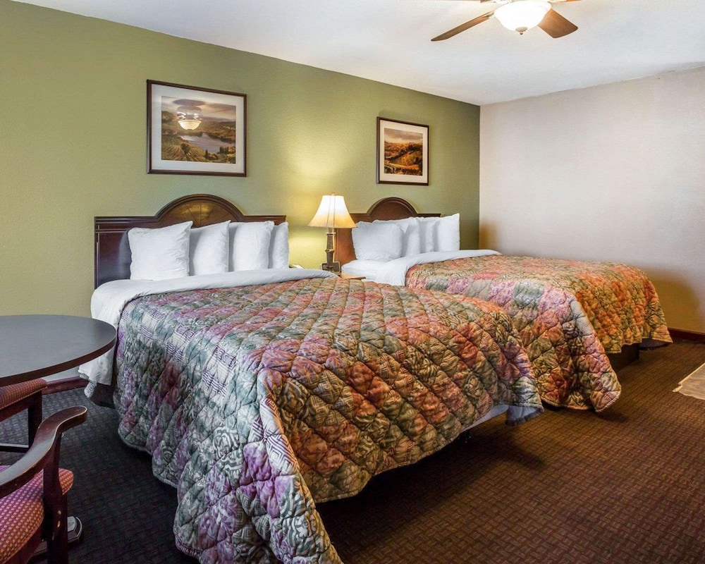 Standard Room, 2 Queen Beds, Non Smoking - Photo 3