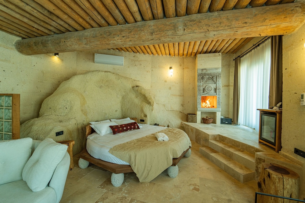 Honeymoon Suite - Photo 13