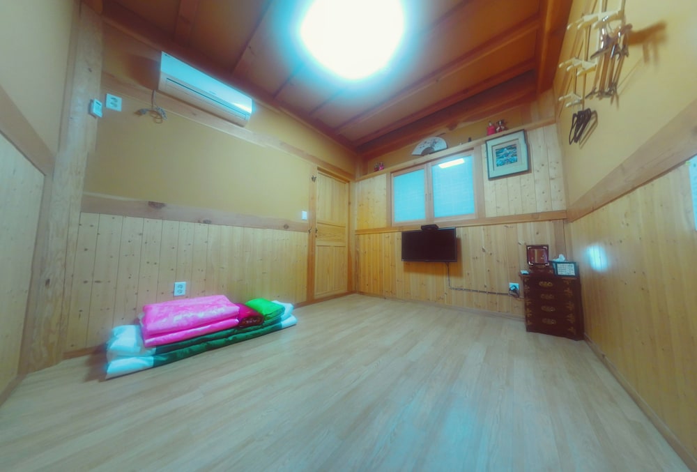 Quadruple Room, Private Bathroom (Free Korean Traditional Clothes Exp.) photo 2