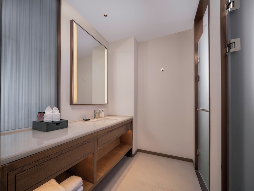 Standard Room, 1 King Bed, Garden View (Furnished Balcony)