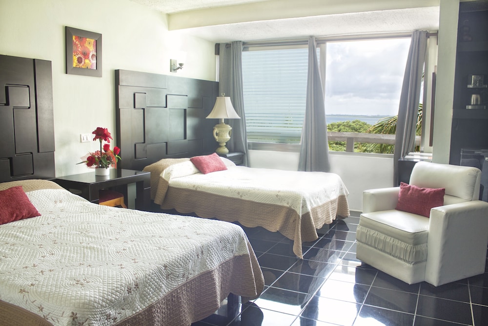 3704: Standard Double Room, 2 Double Beds, Lagoon View, Beachside