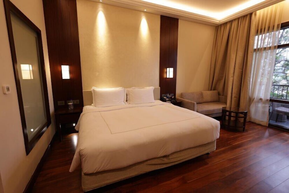 Luxury Room, 1 King Bed, Balcony, Lake View - Photo 3