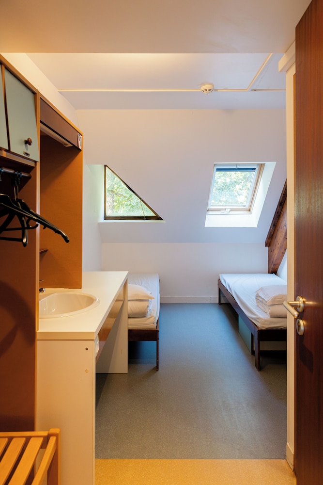 Twin Room with Ensuite Shower - Shared Toilets - Photo 2