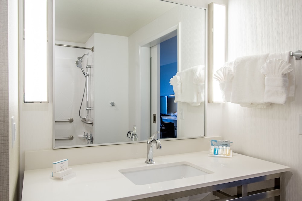 Deluxe Room, 1 King Bed, Accessible, Non Smoking (w/ roll-in shower)