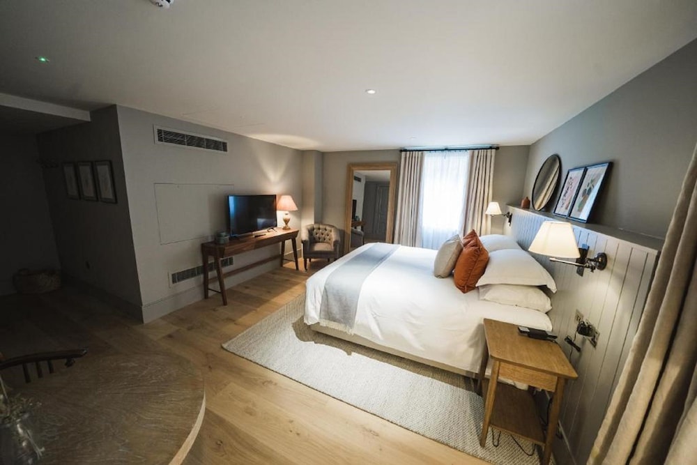 Wellington Lodge Deluxe Double photo 3