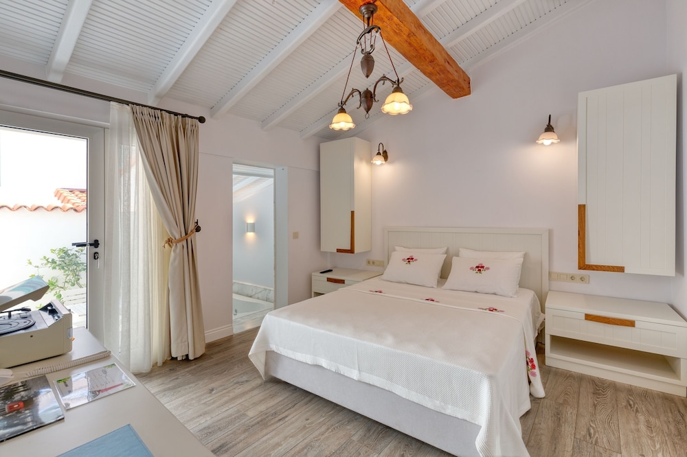 Honeymoon Room (Courtyard View)