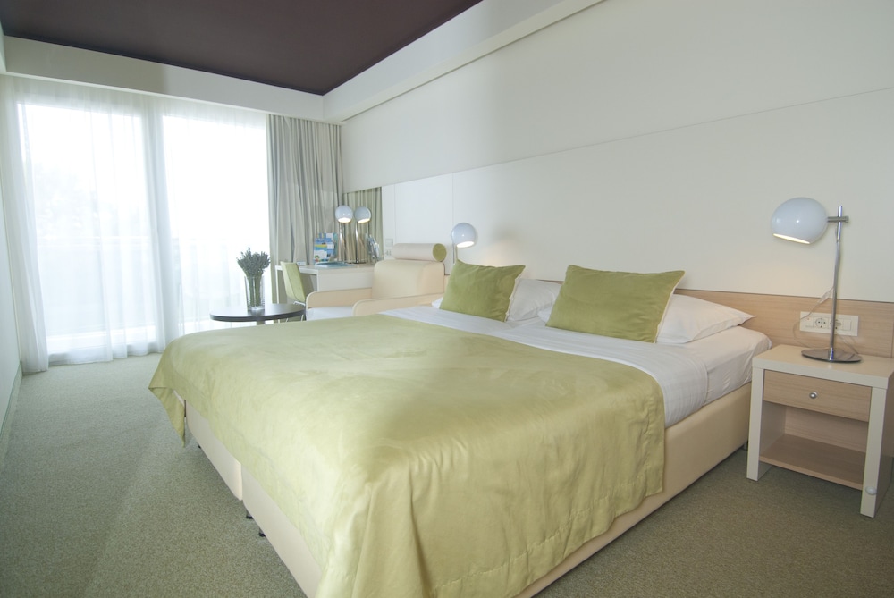 Standard Family Room with Extra Bed and Balcony - Photo 2