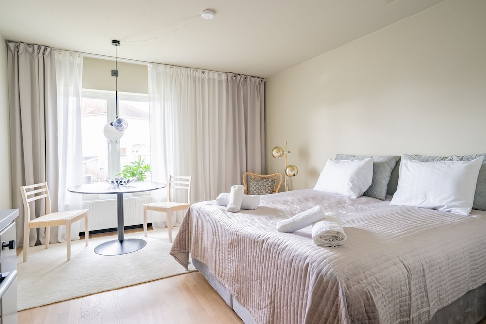 Gardenview Studio (1016)
