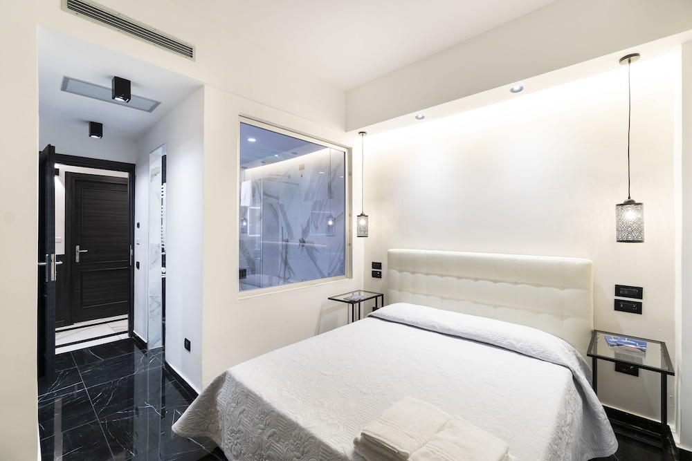 Luxury Suite, 1 King Bed, Private Bathroom, City View photo 2