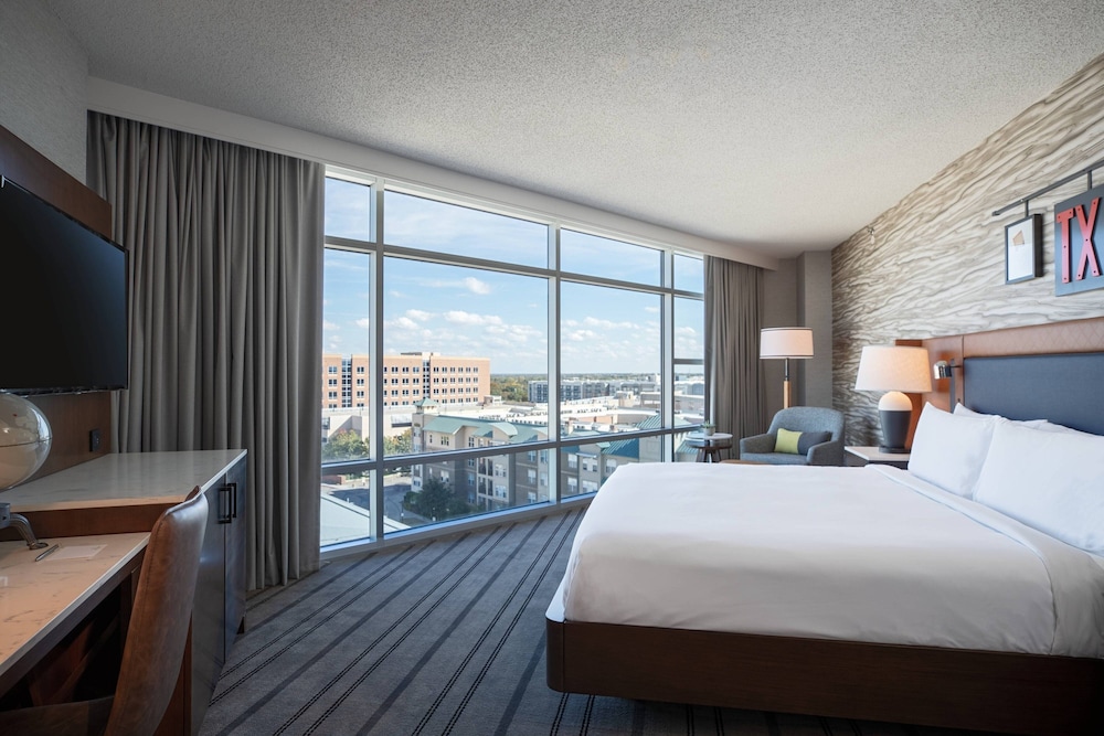 Junior Suite, 1 Bedroom (Mobility/Hearing Access, Roll-in Shwr) - Photo 2