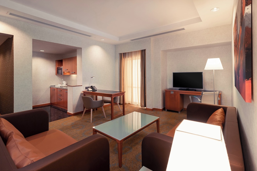 Suite, 1 Bedroom - Photo 16