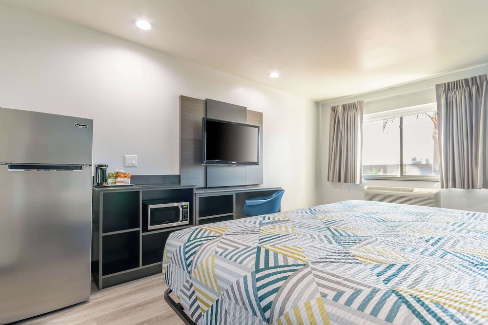 Standard Suite, 1 King Bed, Accessible, Non Smoking - Photo 3