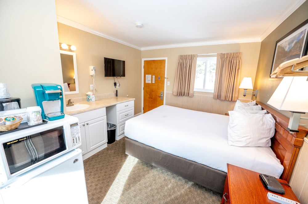 Superior Room, 1 Queen Bed, Refrigerator & Microwave, Mountain View photo 3