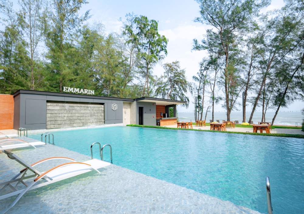 Grand Room, 1 King Bed, Poolside - Photo 4