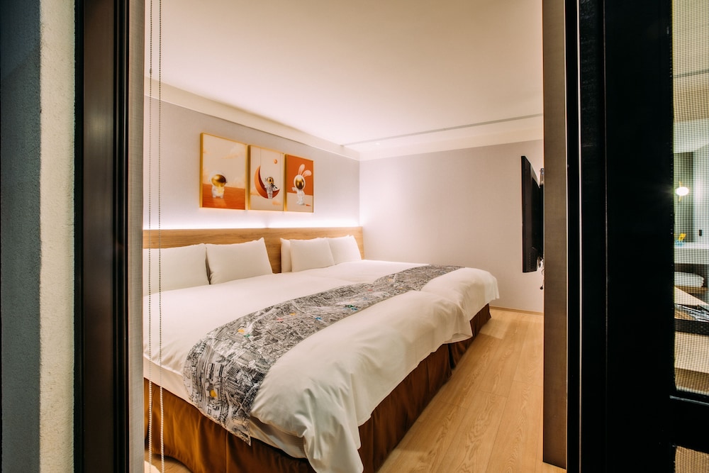Classic Quadruple Room, 2 Double Beds, Bathtub photo 2