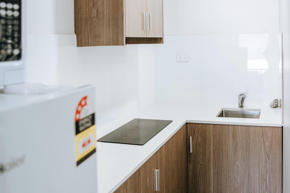 Suite, 1 King Bed, Kitchenette - Photo 3