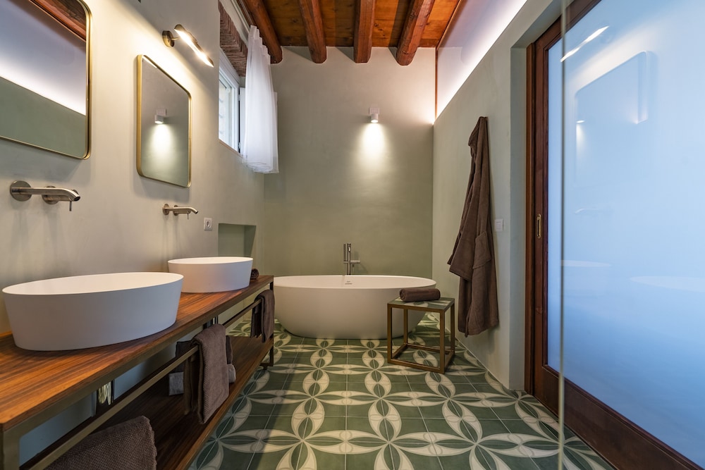 Executive Room - Photo 6