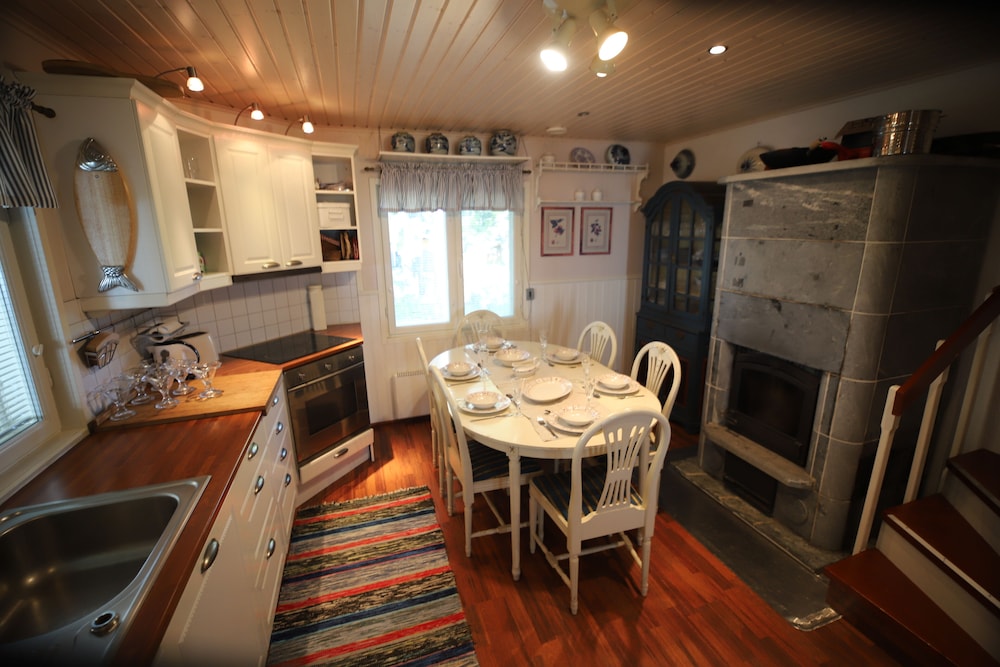 Traditional Cottage, 2 Bedrooms, Sea View, Beachside photo 3