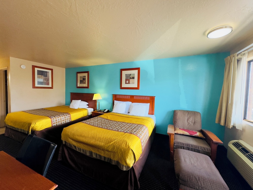 Standard Room, 2 Queen Beds (Downstairs, North Side) photo 3