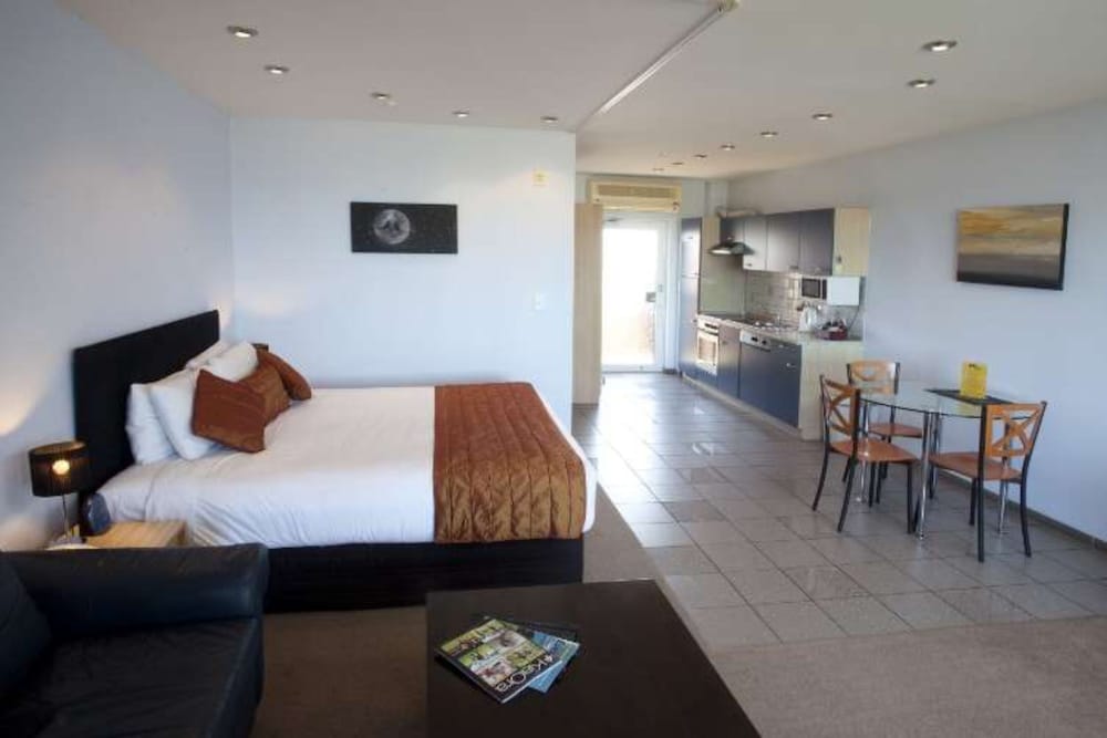 Signature Studio Suite, 1 Queen Bed, Jetted Tub, Sea View