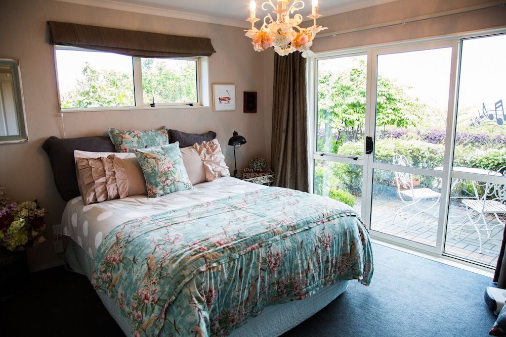 Premier Queen Bedroom photo 2