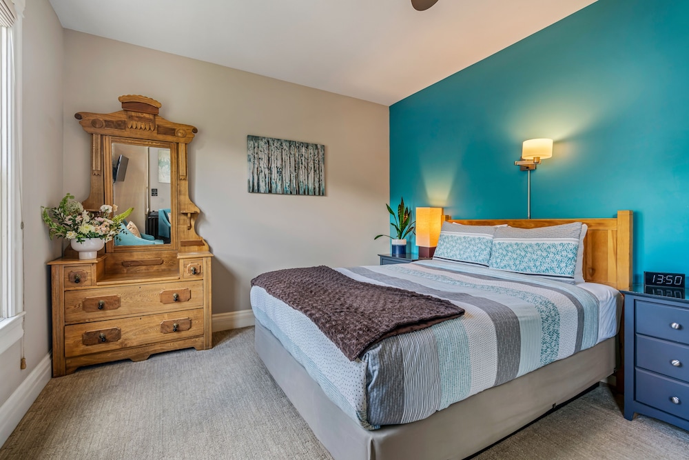 Standard Room, 1 Queen Bed, Mountain View (Private detached bathroom) photo 3