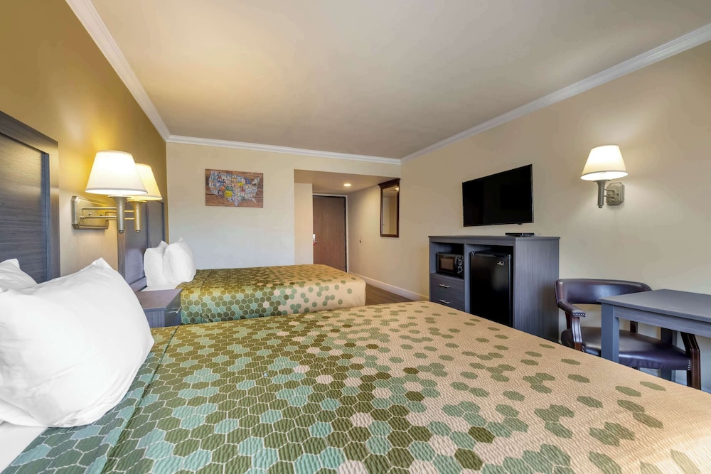 Standard Room, 2 Queen Beds, Non Smoking - Photo 6