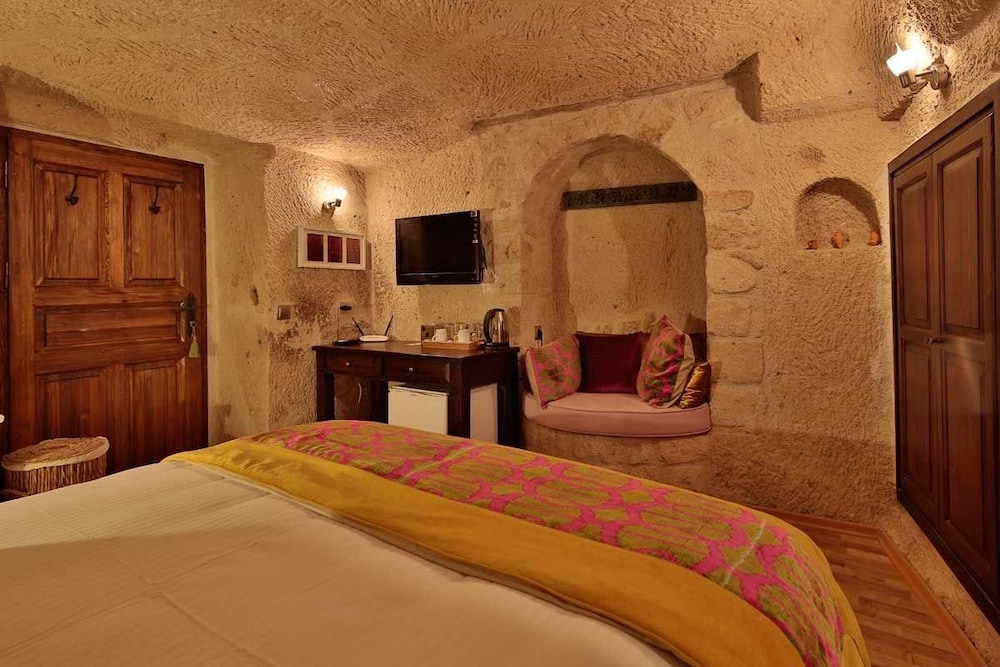 Standard Room, 1 Queen Bed, Courtyard Area photo 3