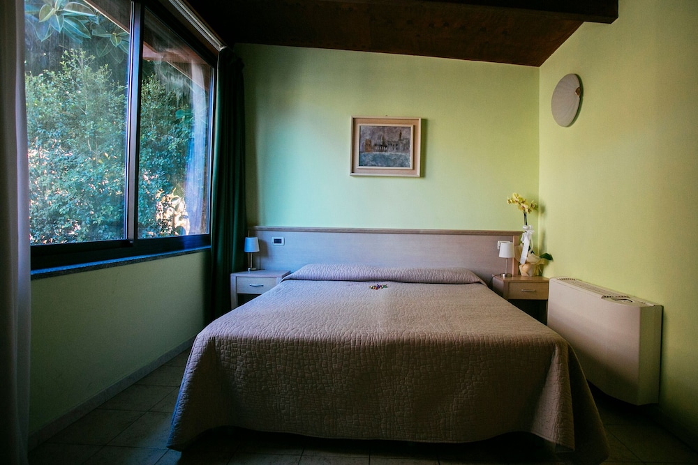 Double Room, 1 Queen Bed, Accessible photo 2
