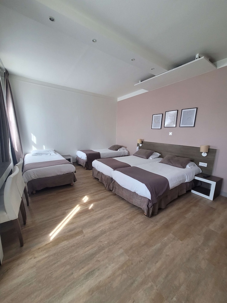 Standard Room, Multiple Beds - Photo 15
